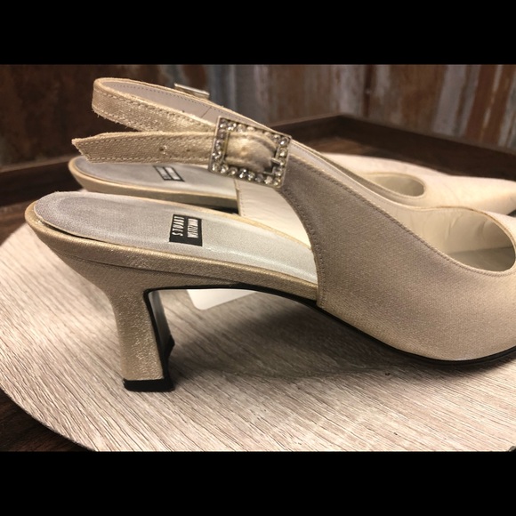 Cream colored Stuart Weitzman Shimmer Sling Back Heels - Picture 5 of 6